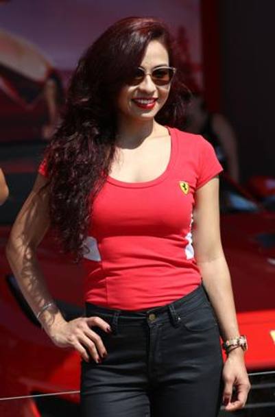Una bella tifosa della Ferrari si mette in mostra prima dell&#39;inizio della gara. Getty